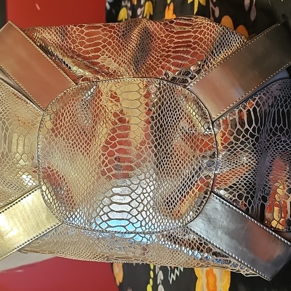 Jimmy Choo Silver and Gold Shoulder Bag with Luxurious Finish - Picture 6 of 10